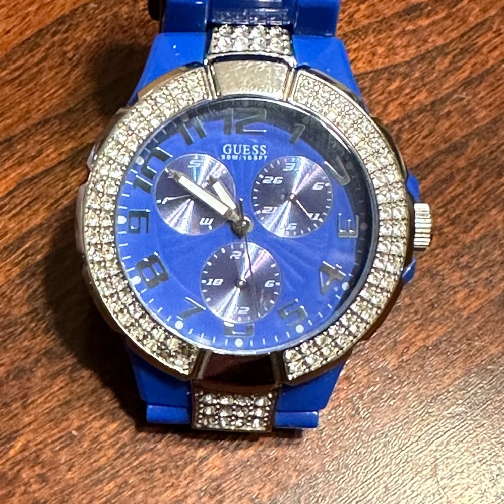 Guess Watch women. Missing two stones near the 6 oclock. New battery installed